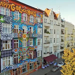 Happy Go Lucky + Auberge de jeunesse